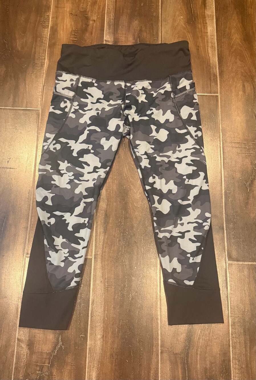 Active Life Women's Black/Grey Camo Ankle Leggings with Side Pockets